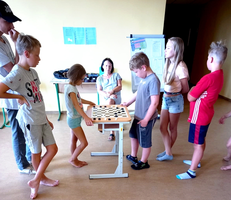 Jaunie dambretisti Pilsrundālē izspēlē stafetes dambreti – kad katru reizi paiet nākamais no dalībniekiem.
Autors: no I. Bernātes albuma.