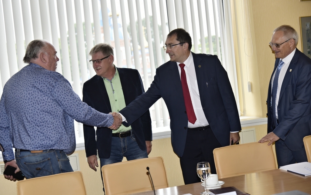 Satiksmes ministrs Tālis Linkaits (otrais no labās) pirmdien, 9.augustā, Bauskas novada domē solīja, ka sāksies reāla darbība Bauskas apvedceļa būvniecības projektā.
Autors: Uldis Varnevičs, 