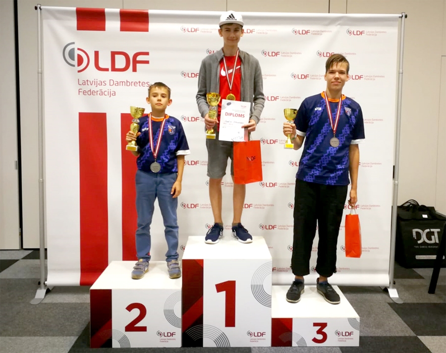 Uz goda pjedestāla Roberts Maikūns (no kreisās), Jurģis Stīpnieks un Reinis Štāls.
Autors: SANDRA ARĀJA