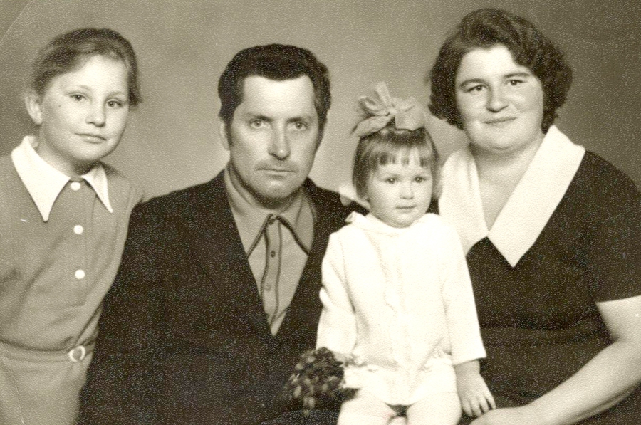 Ināra kristībās kopā ar vecākiem un māsu Inesi.
Autors: no jubilāres arhīva.