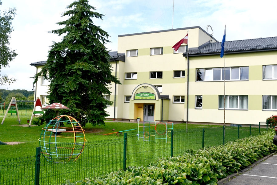 Sākumskolu modelis laukos pašlaik neparāda dzīvotspēju – arī Mežotnes sākumskolu likvidēs, kaut arī ēkas remontam ņemts aizņēmums Valsts kasē.
Autors: IVARS BOGDANOVS