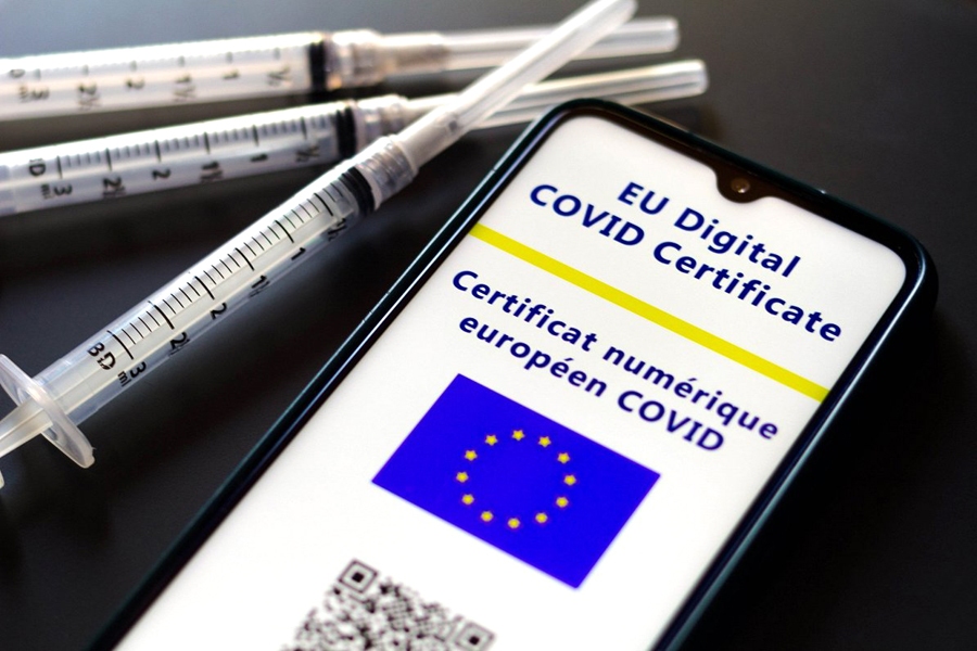 Rūpīgi jāpārbauda, kas dokumentos pēc vakcinācijas ierakstīts, lai digitālais «Covid-19» sertifikāts būtu bez kļūdām un derīgs.
Autors: ZUMAPRESS.com, Rafael Henrique