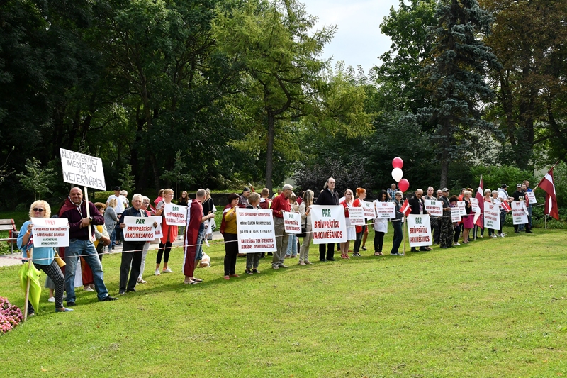 Pikets pret obligātu vakcināciju Bauskā pulcēja daudz ļaužu, alternatīvs viedoklis pastāv. Protesta akcija ritēja organizēti un mierīgi.
Autors: Ivars Bogdanovs