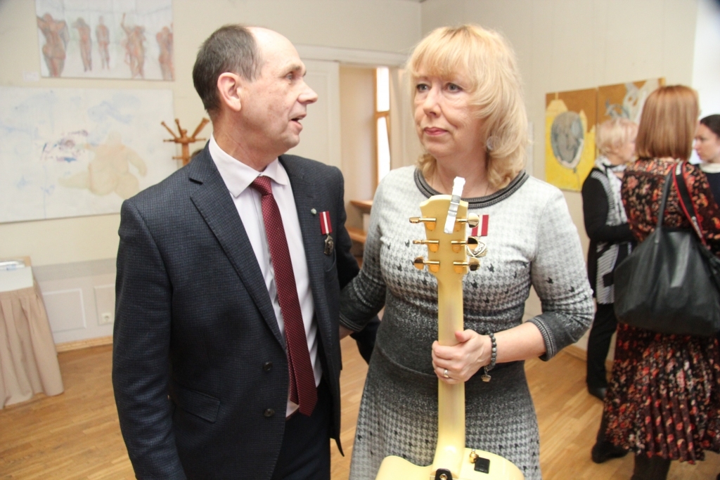 Barikāžu muzejā - direktors Renārs Zaļais un dziedātāja Ieva Akuratere.