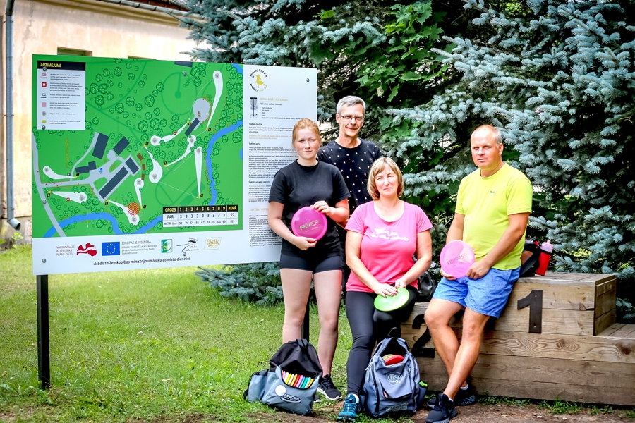 Viesmīlīgie palsmanieši Toms Cers (pirmais no labās), Gunita Skare, Atis Skaris un Elīza Cera pirms trijiem gadiem sāka spēlēt disku golfu pašu izlolotā laukumā, kas toreiz tapa ar Smiltenes pašvaldības līdzdalību. Viņi ir gatavi iepazīstināt ikvienu interesentu ar šo spēli, kas ir ne tikai demokrātiska, bet arī aizraujoša.
Autors: SANTA SINKA