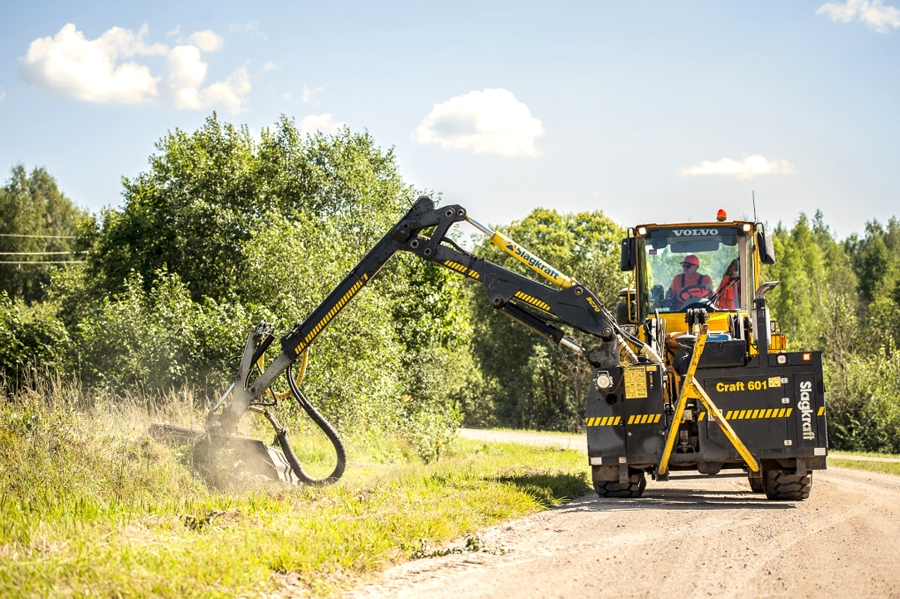 Noteikumi paredz, ka autoceļiem ar A un B uzturēšanas klasi ceļmalas pļauj ne biežāk kā reizi veģetācijas periodā.
Autors: Publicitātes foto no lau.lv.