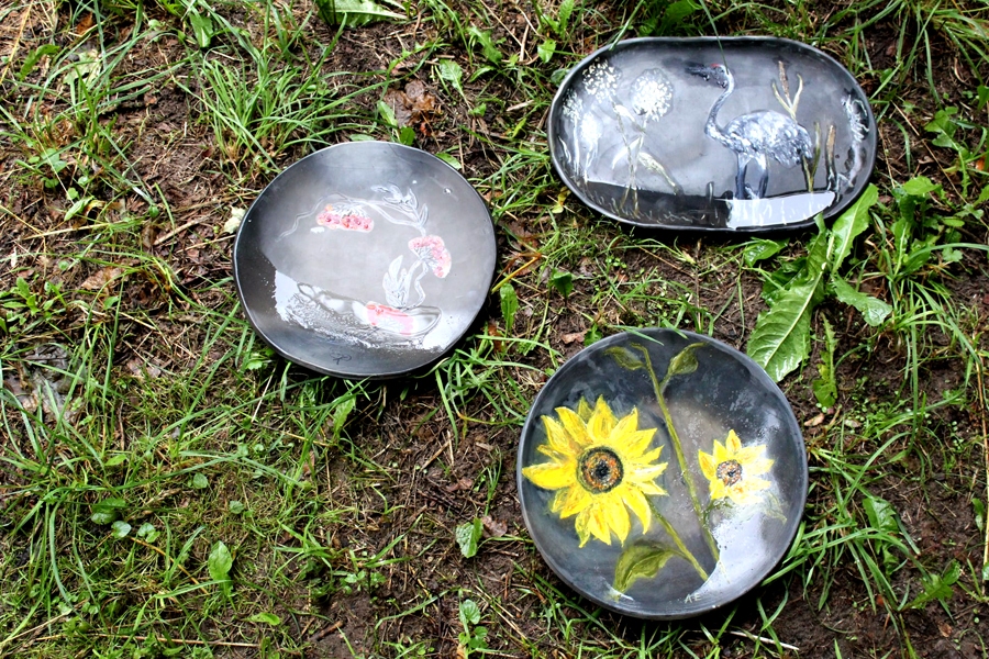 Biedrības «RaDam» projektā apgleznoto māla šķīvju paraugi, kurus Ginta Zaumane ved uz Kurmeni.
Autors: Ginta Zaumane