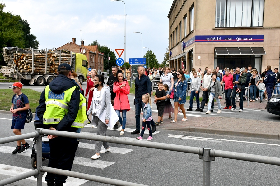 Pēc piketa daži tā dalībnieki izklīda, bet daudzi skatītāji devās gājienā.
Autors: Ivars Bogdanovs
