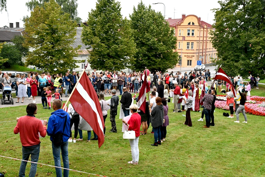 Piketa dalībnieki stāvēja «par savu bērnu tiesībām, par skolotājiem, par Latvijas tautas brīvību izvēlēties, pret piespiedu vakcināciju».
Autors: Ivars Bogdanovs