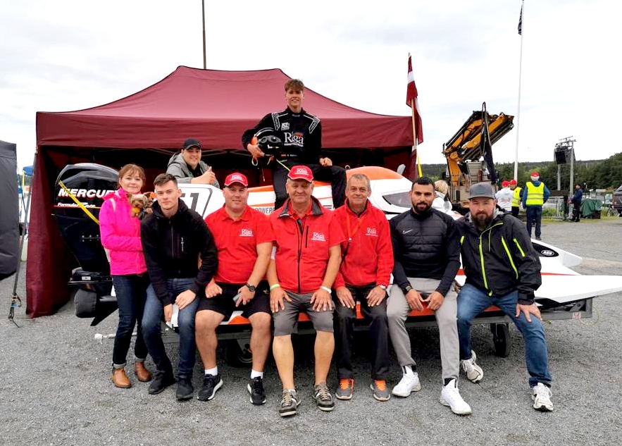 Nils Slakteris (augstāk uz laivas) kopā ar savu komandu pasaules F4 ātrumlaivu čempionātā Zviedrijā. 
Foto
Autors: no N. Slaktera albuma.