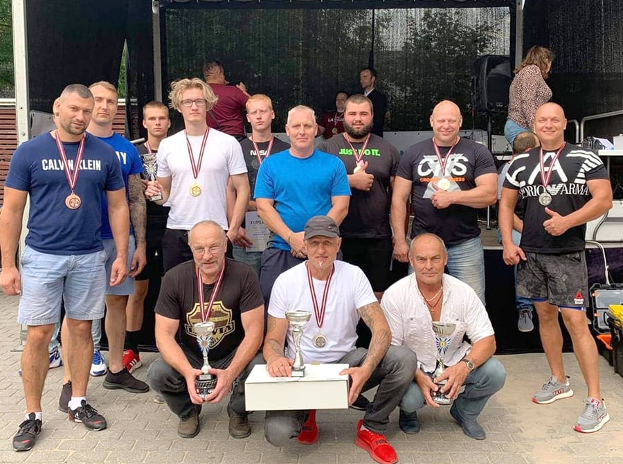 Bauskas svaru stieņu spiedēju komanda Madonā izcīnīja pirmo vietu.
Autors: no F. Žieda albuma.