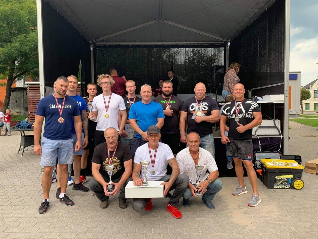 Bauskas svaru stieņu spiedēju komanda Madonā izcīnīja pirmo vietu.
Autors: no F. Žieda albuma.