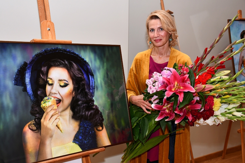 Dana Rodenkirhena un viņas fotogrāfijas izstādes atklāšanā.
Autors: visi foto - Ivars Bogdanovs