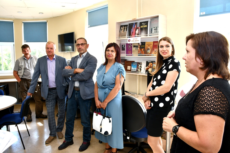 Bauskas Centrālās bibliotēkas telpas deputātiem izrādīja Māra Kuļikauska (no labās).
Autors: Ivars Bogdanovs