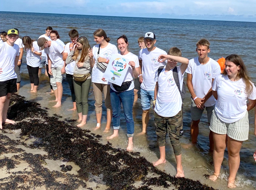 Iecavas jaunieši, projekta «Esmu Es pats» dalībnieki, izbraukuma nodarbībās Engures apkaimē.
Autors: no Iecavas jauniešu centra arhīva.