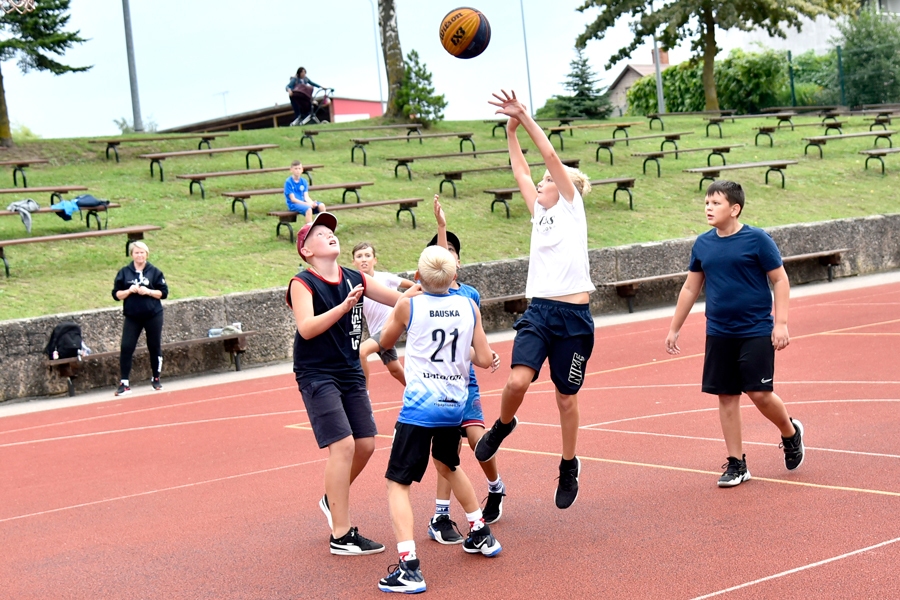 U12 grupā komanda «Baltie» (gaišajos tērpos) sīvā cīņā pārspēja «BS Bauska».
Autors: Uldis Varnevičs