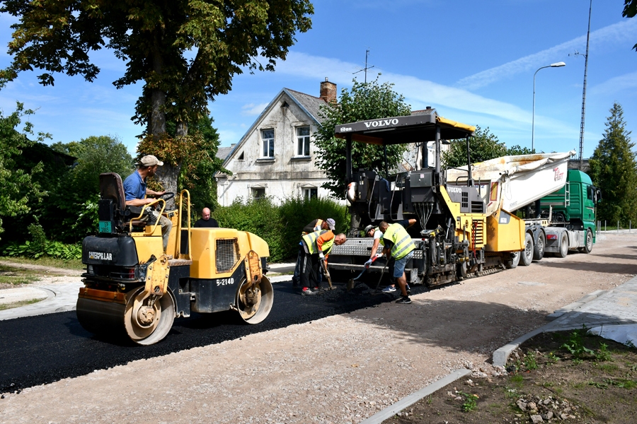 Pilskalna ielas posms no Bauskas pils puses virzienā līdz Skolas ielai šonedēļ tiek asfaltēts.
Autors: Ivars Bogdanovs