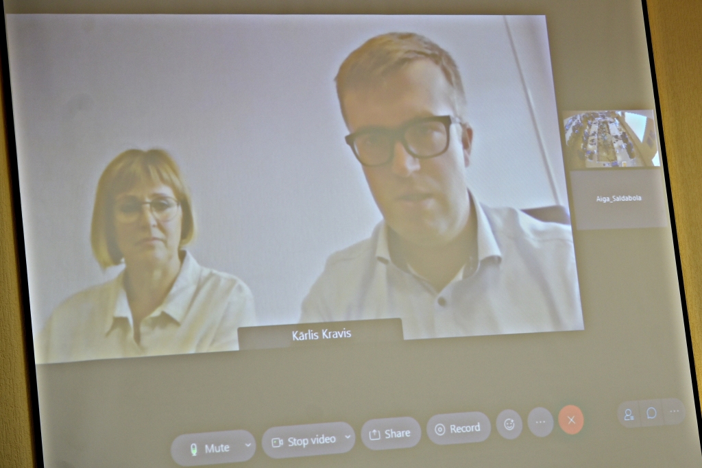 Iecavas vidusskolas direktoru Kārli Kravi brīžiem nevarēja dzirdēt sliktu interneta sakaru dēļ.