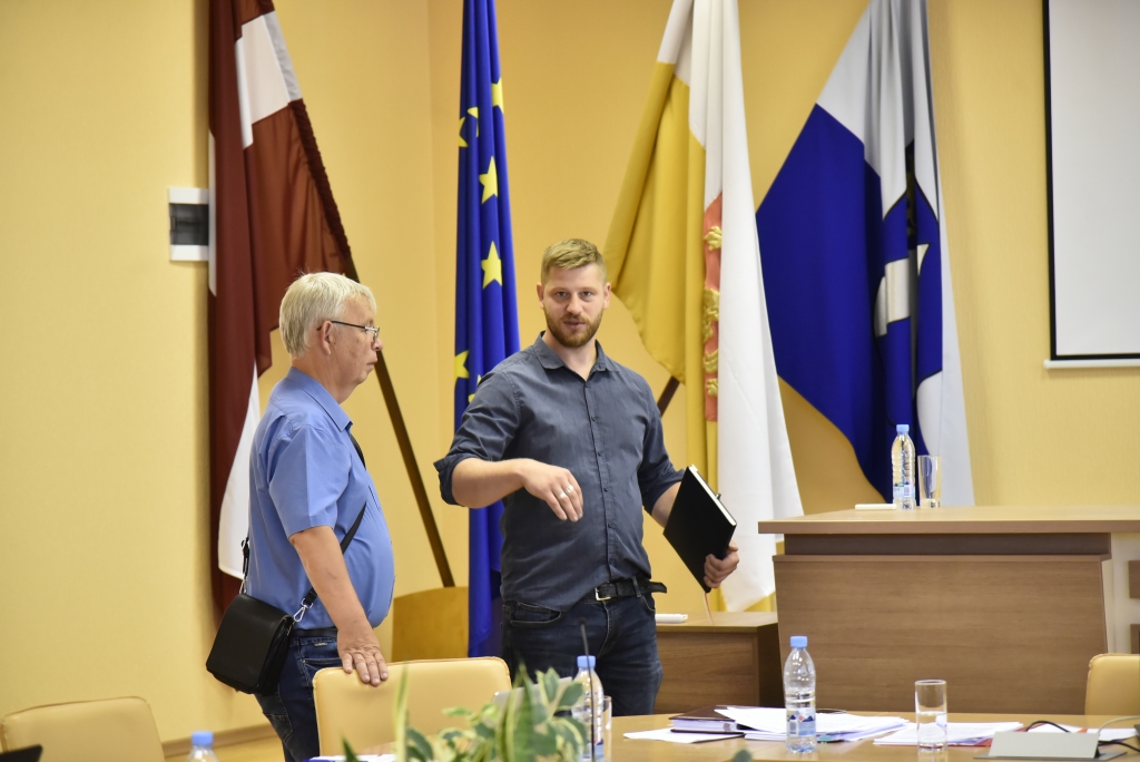 Bauskas novada pašvaldības informācijas tehnoloģiju nodaļas vadītājs Andris Roberts (no labās) un datorsistēmu un datortīklu administrators Raimonds Borkovskis plāno pārmaiņas tīkla uzlabošanā domes sēžu telpā.
Autors: ULDIS VARNEVIČS