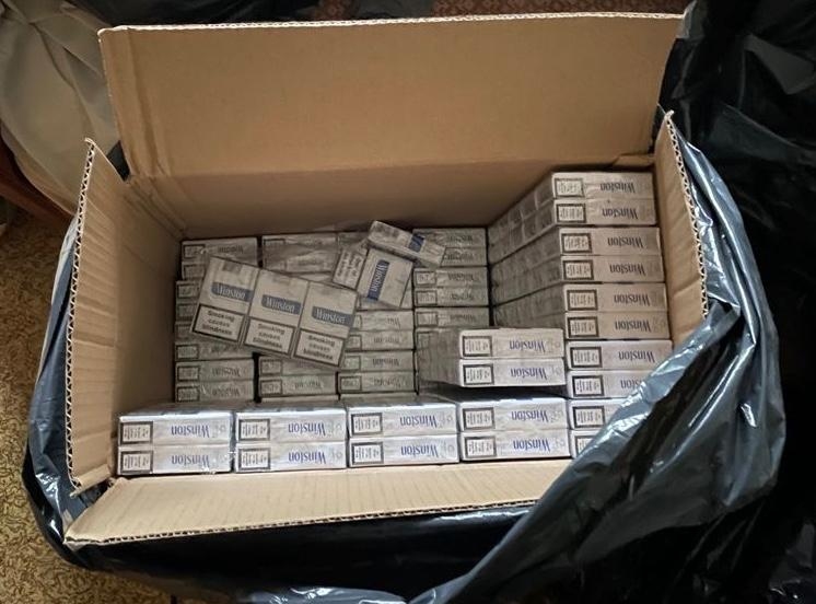 Izņemtās  cigaretes, kas ir bez Latvijas Republikas akcīzes markām.
Autors: Valsts policija.