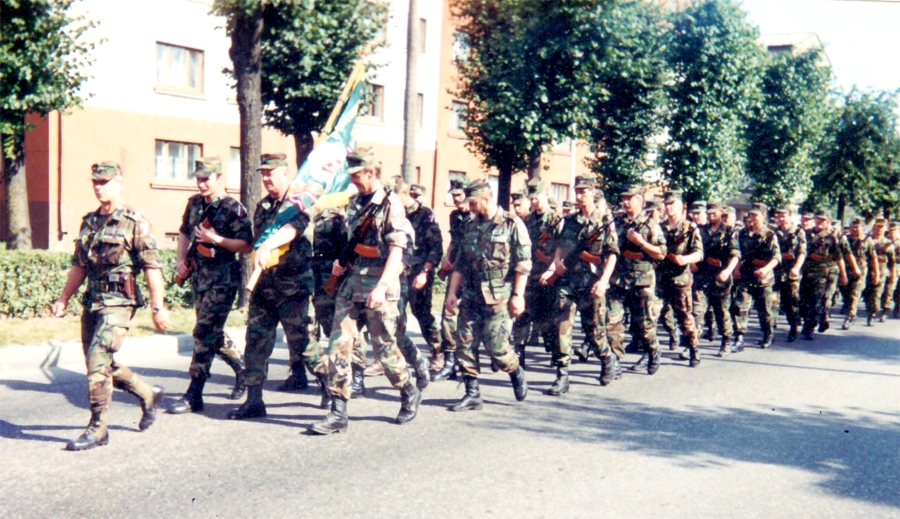 Svētku gājienā Bauskā Zemessardzes gadadienā  1990. gados.
Autors: no personiskā arhīva.