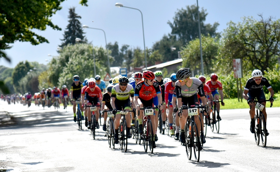 tehniskais starts Iecavas velobraucienā bija ļoti aktīvs, un pie krustojuma līdzās Sarkanajai skolai velosipēdisti jau traucās pilnā ātrumā.
Autors: Uldis Varnevičs
