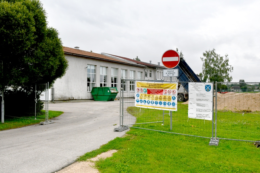 Iecavas vidusskolas teritorijā notiek celtniecības darbi, tostarp jaunās ēdamzāles izbūve. Tikmēr ievieš citu sistēmu audzēkņu ēdināšanā.
Autors: Ivars Bogdanovs