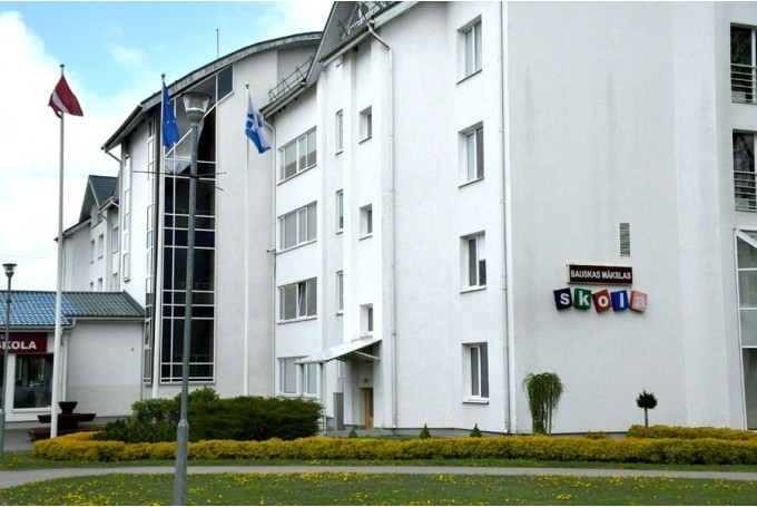 Klātienē potenciālo audzēkņu vecāki ar iesniegumiem tiek gaidīti BMMS mākslas nodaļas ēkā Dārza ielā. Iesniegumus iespējams nosūtīt arī elektroniski.
Autors: no 