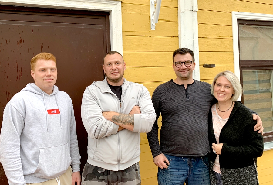 Savas mājas fasādes remontēšanā iesaistījušies (no kreisās) Emīls Mālderis, Kalvis Jankevičs, Miķelis un Baiba Gornavi.
Autors: Kaspars Kalējs