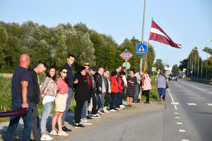 Fotogrāfija līdzīga kā 1989. gadā – cilvēki sadevušies rokās vienotības vārdā. 2021. gada 23. augusta akcijas mērķi gan bija citi - pārsvarā pret vakcināciju.
Autors: Ivars Bogdanovs