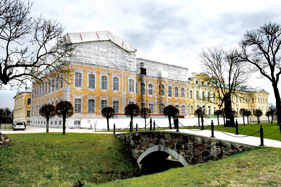 Rundāles pils jumta pārbūvē trīs kārtas pieveiktas, vēl palikuši darbi pēdējā kārtā.
Autors: no «Bauskas Dzīves» arhīva.