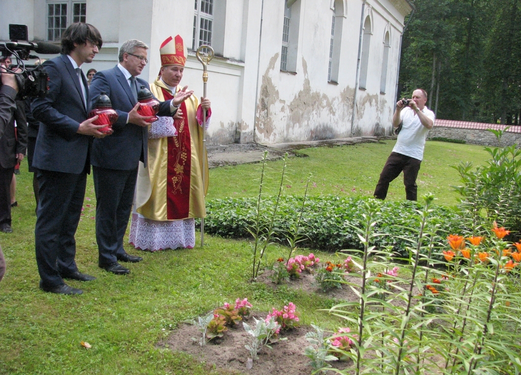 Broņislavs Komorovskis (rindā vidū) 2015.gada 29.jūnijā kopā ar dēlu Pjotru Komorovski godināja Kurmenes baznīcas dārzā apglabātos dzimtas priekštečus. Ar viņiem kopā Jelgavas diecēzes bīskaps Edvards Pavlovskis.
Autors: no «Bauskas Dzīves» arhīva.