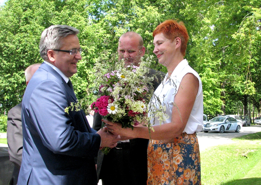 Broņislavu Komorovski 2015. gada 29. jūnijā Kurmenē sveic vietējā tautas nama vadītāja Sarmīte Ķīse.
Autors: no «Bauskas Dzīves» arhīva.