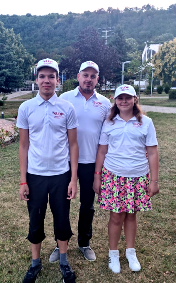 Reinis Štāls (no kreisās) un Zane Lea Zunda kopā ar Latvijas delegācijas vadītāju Aigaru Zundu.
Autors: no A. Zundas albuma.