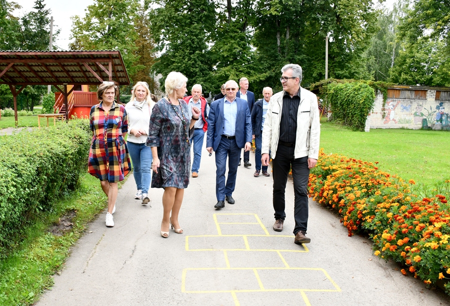 Griķu pamatskolas direktore Daiga Vīlipa otrdien sagaidīja deputātus un ekspertus, kas apseko mācību iestādes.
Autors: Ivars Bogdanovs