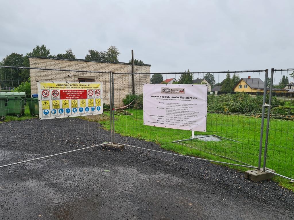 Patlaban sagatavo būvlaukumu; tiek zāģēti koki, to ir ap 20, plānots nozāģēt arī vecās ābeles.
Autors: būvuzņēmēja «Kvintets M un REMCE» arhīvs.