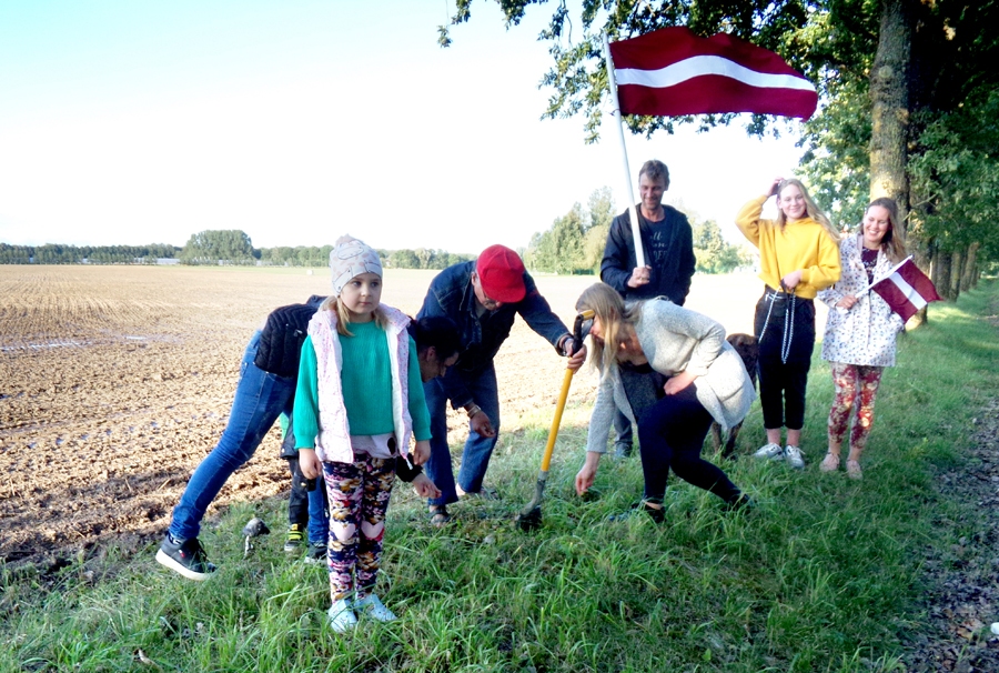 Ozolzīles pagājušajā nedēļā iestādītas ar mērķi atjaunot ozolu alejas tukšos posmus uz vecā Dartijas ceļa.
Autors: Ivars Šmits