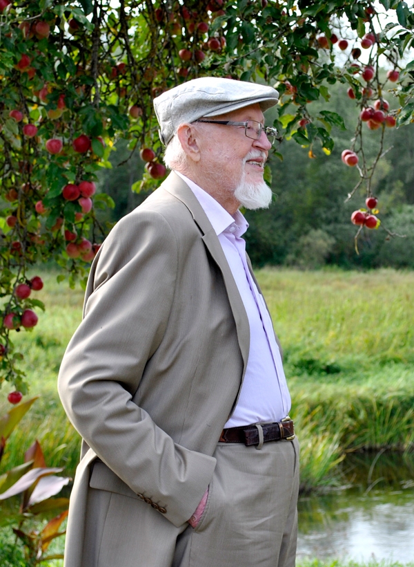 Knuts Skujenieks vienā no iepriekšējo gadu dzejas sarīkojumiem Kurmenes pagasta «Mūru dzirnavās».
Autors: no «Bauskas Dzīves» arhīva.