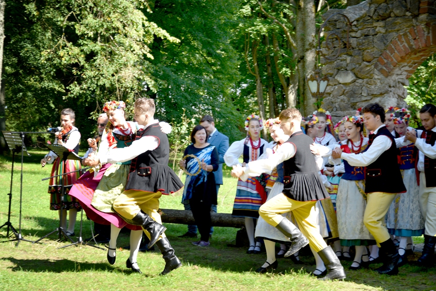 Kurmenes parkā uzstājas Daugavpils poļu kultūras centra jauniešu ansamblis «Kukuļečka». Vidū – ansambļa vadītāja Žanna Stankeviča.
Autors: Māris Krūmiņš