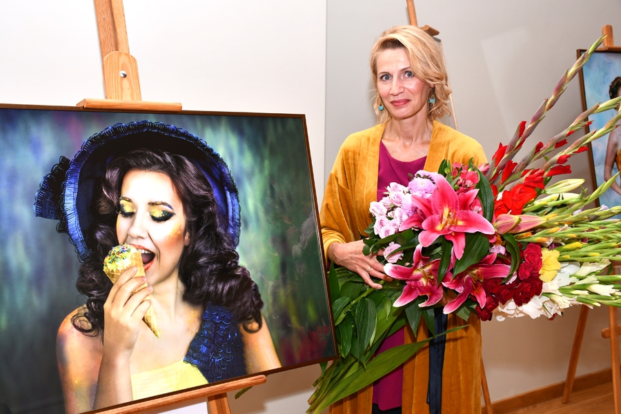 Dana Rodenkirhena un viņas fotogrāfijas izstādes atklāšanā.
Autors: Ivars Bogdanovs