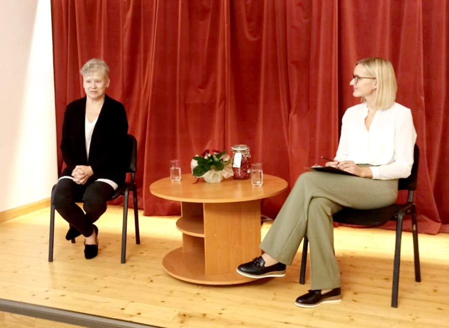 Tikšanās. Rakstnieci Daci Rukšāni (no kreisās) intervē E. Virzas Iecavas bibliotēkas vadītāja Aiva Avota-Zalstere.
Autors: Indra Vētra
