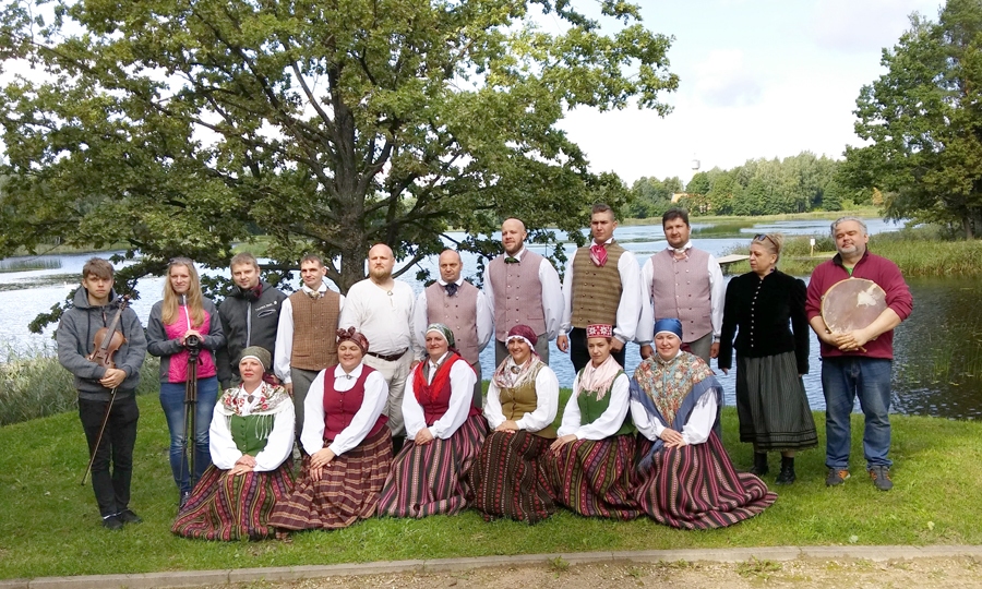 Bārbeles folkloristi no «Tīruma» kopā ar Vecumnieku tautas nama vidējās paaudzes deju kolektīvu «Vēveri».
Autors: Foto no VPDK «Vēveri» albuma.