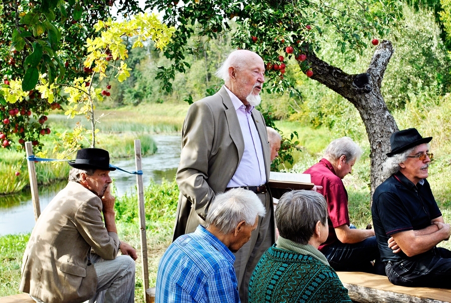 Knuts Skujenieks vienā no iepriekšējo gadu dzejas sarīkojumiem Kurmenes pagasta «Mūru dzirnavās».
Autors: no « Bauskas Dzīves» arhīva.