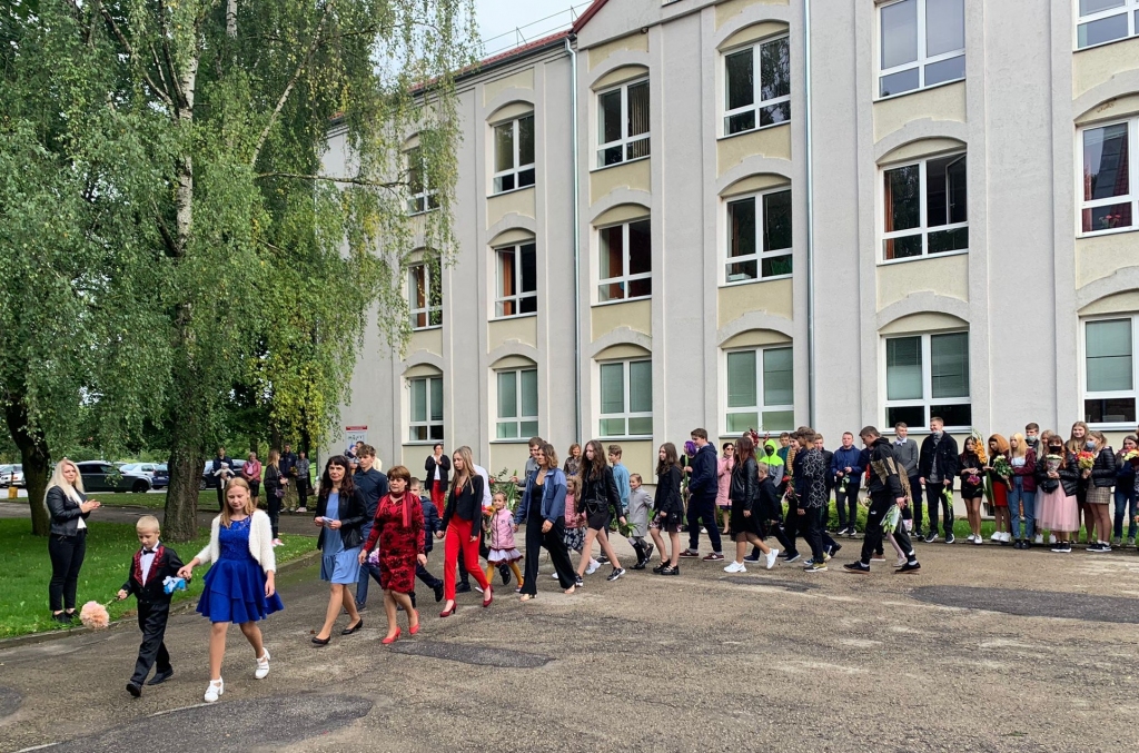 Īslīces pamatskolas 9.klases audzēkņi Zinību dienā, 1. septembrī, ieved skolā pirmklasniekus.
Autors: Kaspars Kalējs