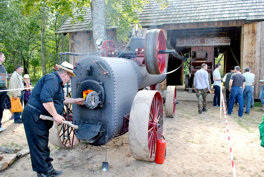 «Ausekļu dzirnavu» muzejs ir vienīgā vieta Latvijā, kur ir iespējams redzēt kuļmašīnas «Imanta» darbināšanu ar unikālā tvaika dampja «Ruston Proctor» spēku.
Autors: no «Bauskas Dzīves» arhīva.