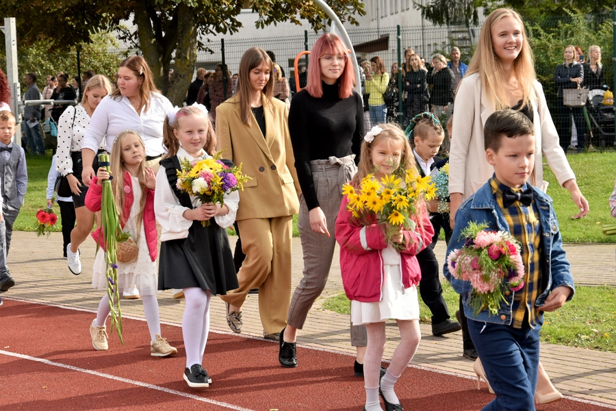 Iecavas vidusskolā 12. klases audzēkņi simboliski gādā par pirmklasniekiem, viņus droši ievedot mācību iestādē.
Autors: Dace Riekstiņa