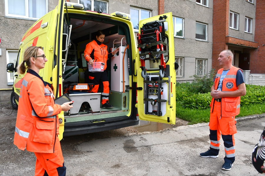 Bauskas NMPD punkta ārsta palīdze, brigādes vadītāja Aiva Jakuboviča (no kreisās) un operatīvā medicīniskā transportlīdzekļa vadītājs Māris Biezais priecājas par jaunajiem auto un tādējādi darba apstākļu uzlabošanos.
Autors: Ivars Bogdanovs