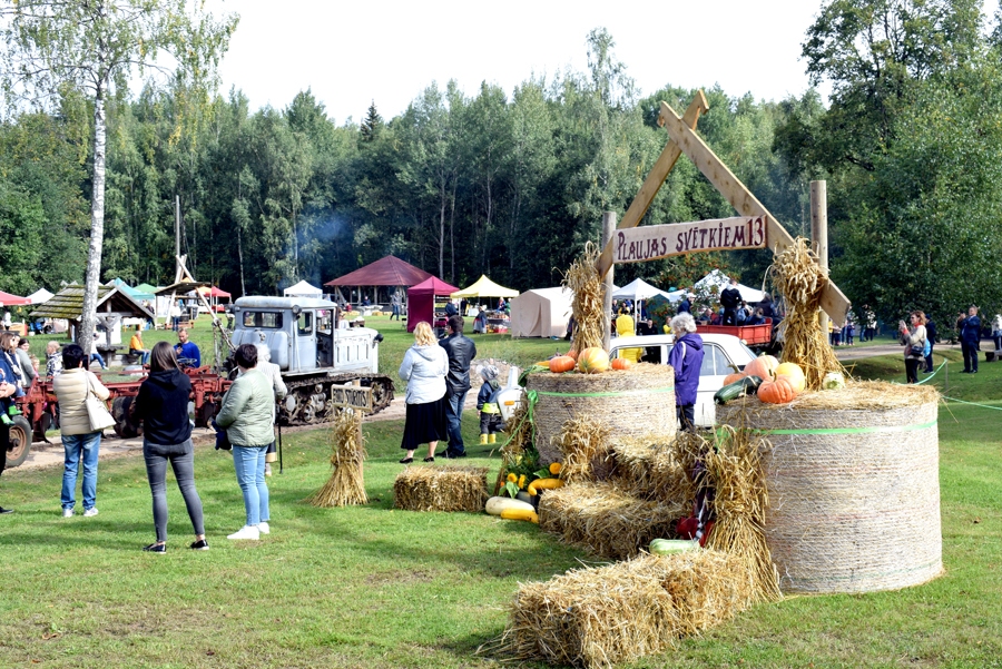 Brīvdabas muzeja «Ausekļu dzirnavas»  sakoptajā un pārdomāti iekārtotajā teritorijā bija izveidots rudens noskaņās noformēts fotostūrītis.
Autors: www.bauskasdzive.lv