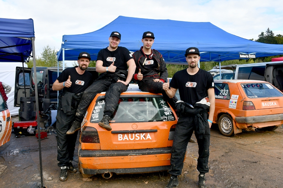 Mūsas ciemā no bērnības dzīvojuši un kopā nākuši skatīties autosportu Kristaps Čekšs (no kreisās), Mārtiņš Spruksts, Emīls Paļčevskis un Roberts Čekšs.
Autors: Ivars Bogdanovs