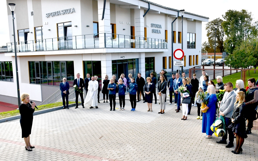 Bauskas novada Bērnu un jaunatnes sporta skolas jaunās ēkas un sporta zāles atklāšanas pasākumā runā skolas direktore Biruta Grantiņa.
Autors: Ivars Bogdanovs